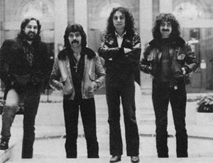 Black Sabbath avec de gauche àa dorite : Bill Ward, Tony Iommi, Ronnie James Dio et geezer Butler