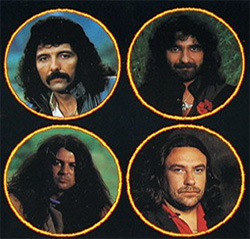Black Sabbath en 1983 avec de gauche à droite et de bas en haut : Tony Iommi, Geezer Butler, Ian Gillan et Bill Ward