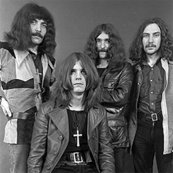 Black sabbath avec de gauche à droite : Tony Iommi, Ozzy Osbourne, Geezer Butler et BilL Ward