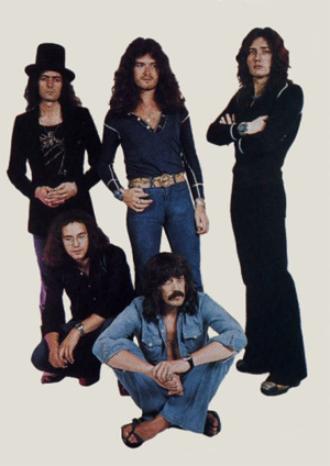 De gauche à droite debouts : Ritchie Blackmore, Glenn Hughes, David Coverdale. Assis : Ian paice et Jon Lord