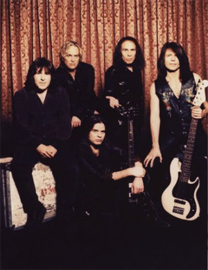 De gauche à droite : Simon Wright, Scott Warren, Craig Goldy, Ronnie James Dio et Rudy Sarzo