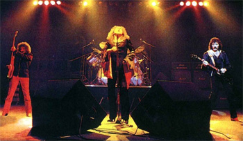 Black Sabbath époque Dio avec à sa droite Geezer Butler et à sa gauche Tony Iommi