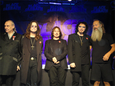 la reunification de black sabbath avec de gauche à droite : Bill Ward, Ozzy Osbourne, Geezer Butler, Tony Iommi, Ronnie et Rick Rubin